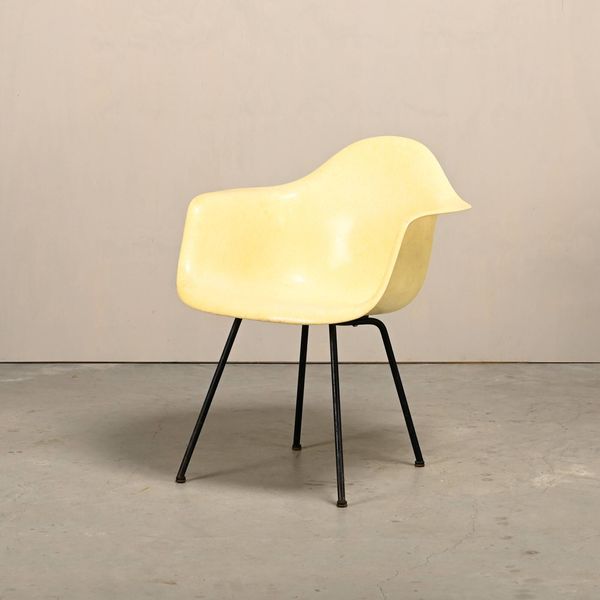 Fauteuil à bras MAX en parchemin avec bord en corde de Charles et Ray Eames, Herman Miller, 1951.