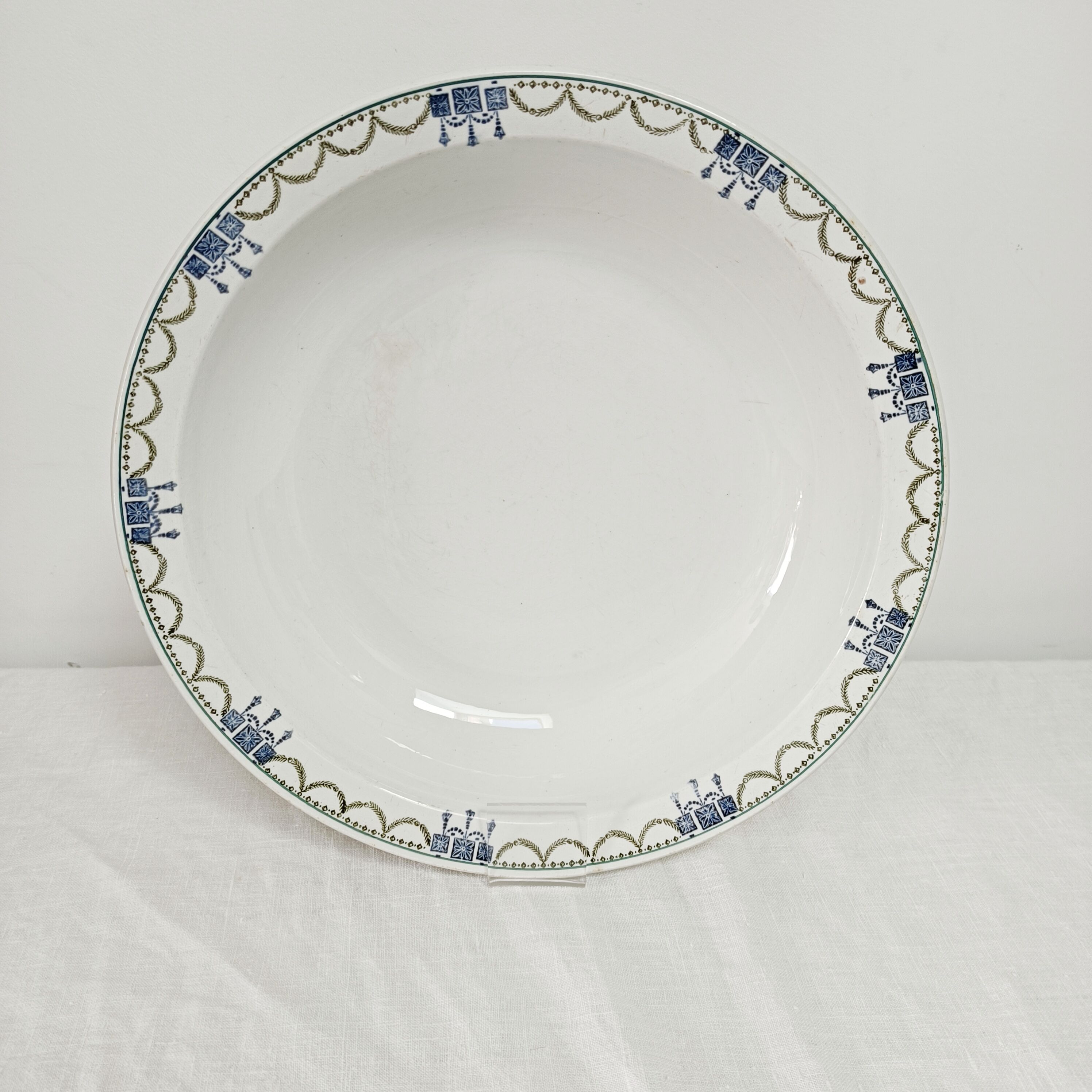 Large hollow dish iron earth Company Amandinoise