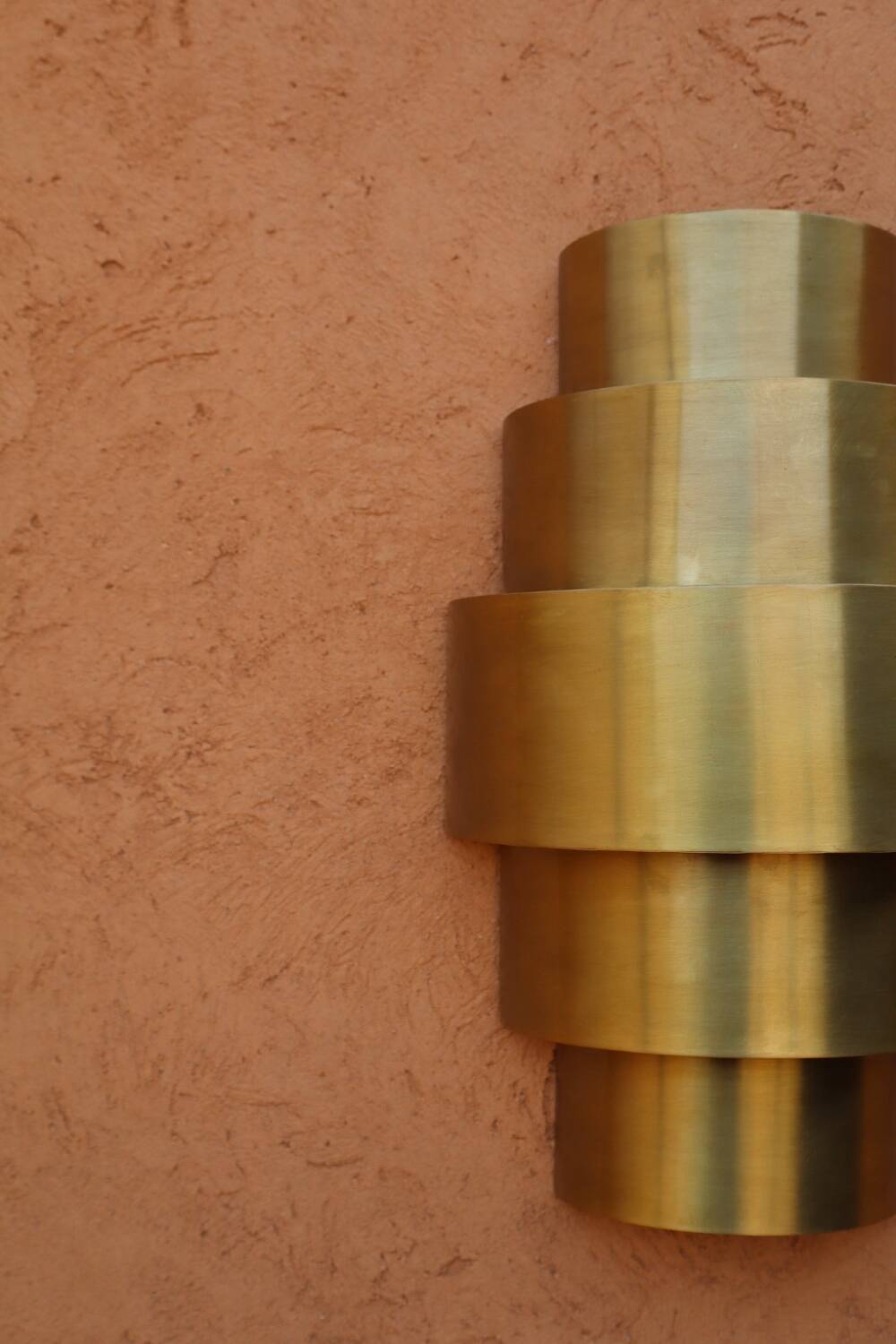 Round Art Deco wall light in brass.