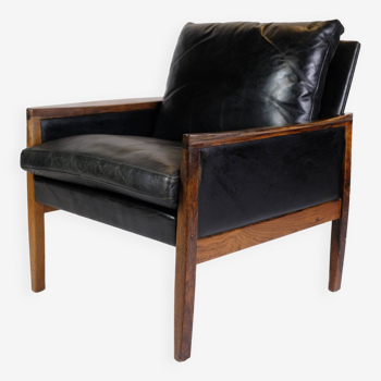 Fauteuil réalisé en palissandre et coussins en cuir noir par Hans Olsen des années 1960