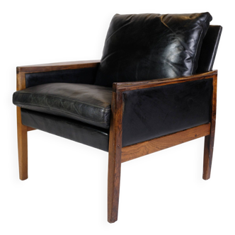 Fauteuil réalisé en palissandre et coussins en cuir noir par Hans Olsen des années 1960