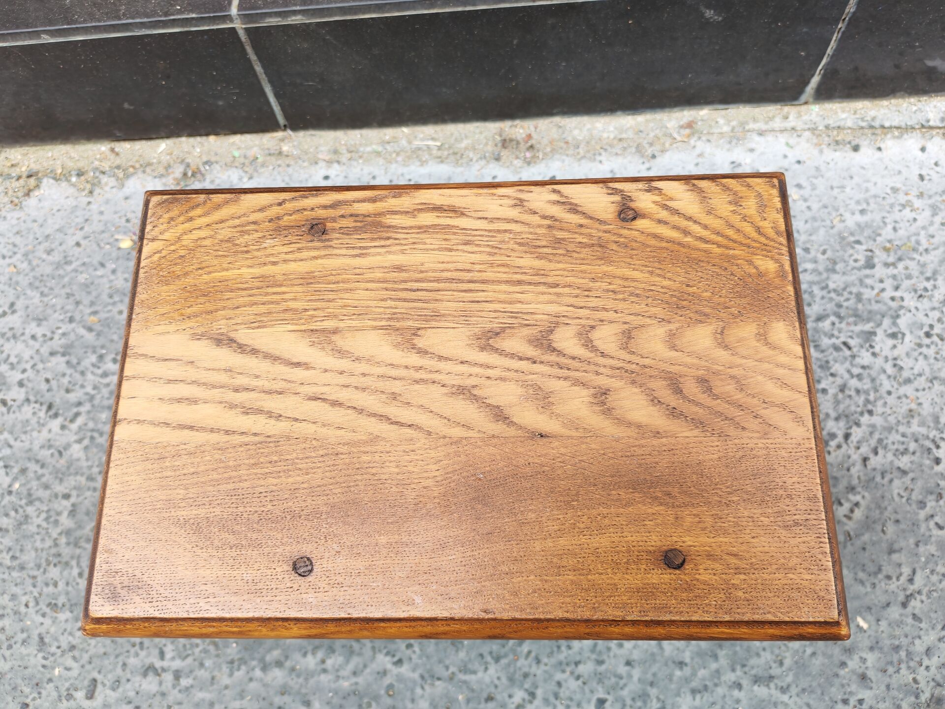 Petit tabouret en bois massif vintage