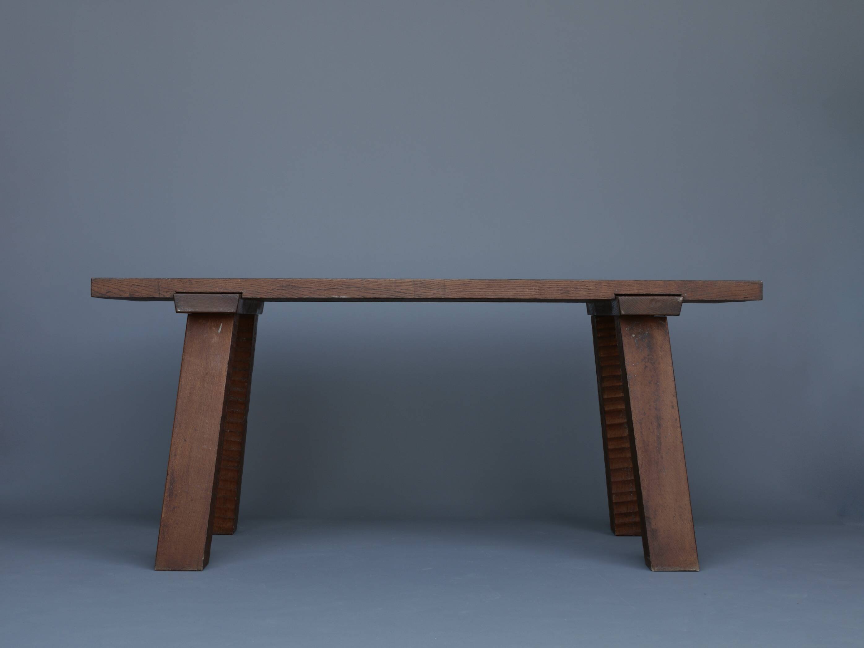 Table brutaliste en chêne massif