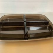 Serviteur plat apéritif avec quatre ramequins