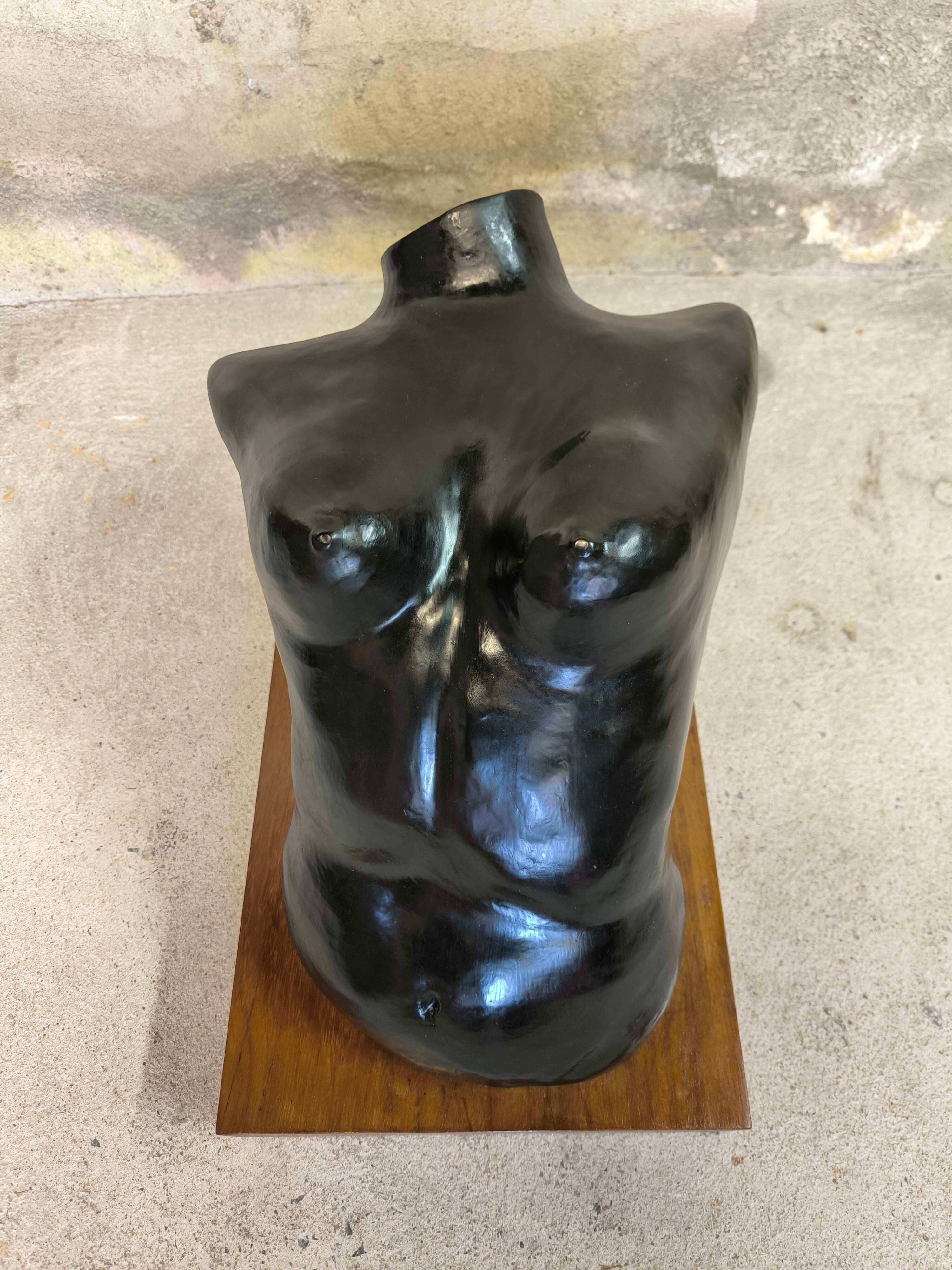 Sculpture buste féminin sur socle bois