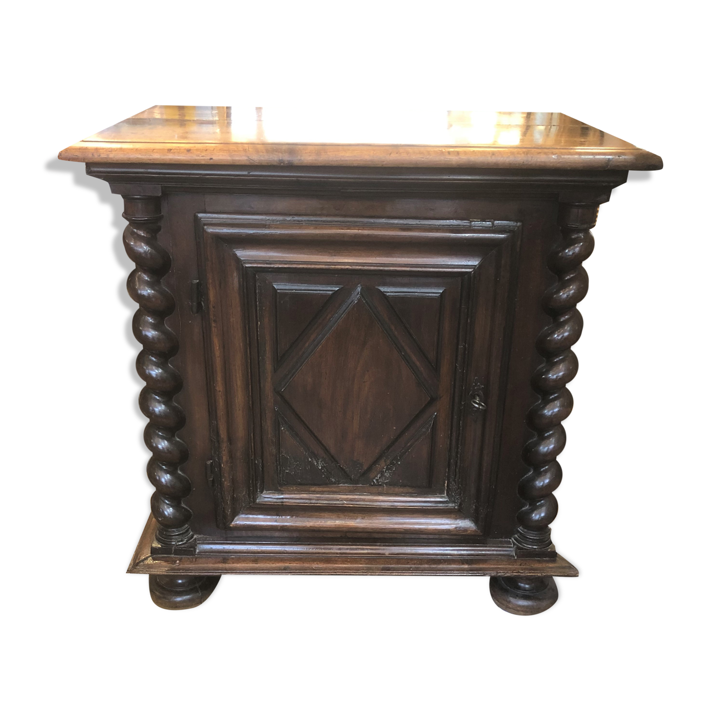 Superb walnut confectioner of the Louis XIII period Mid-XVII