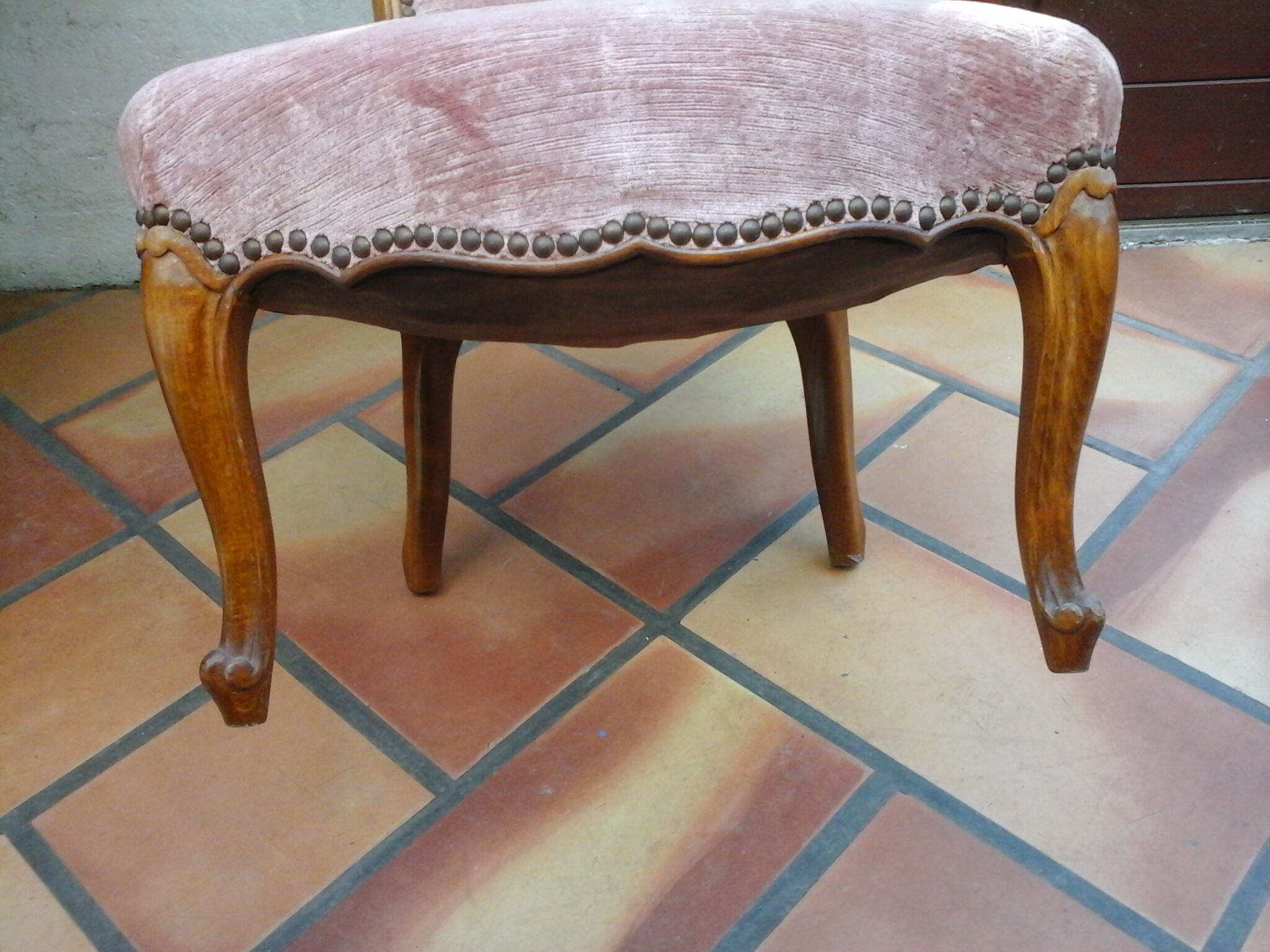 Chaise basse en velours rose