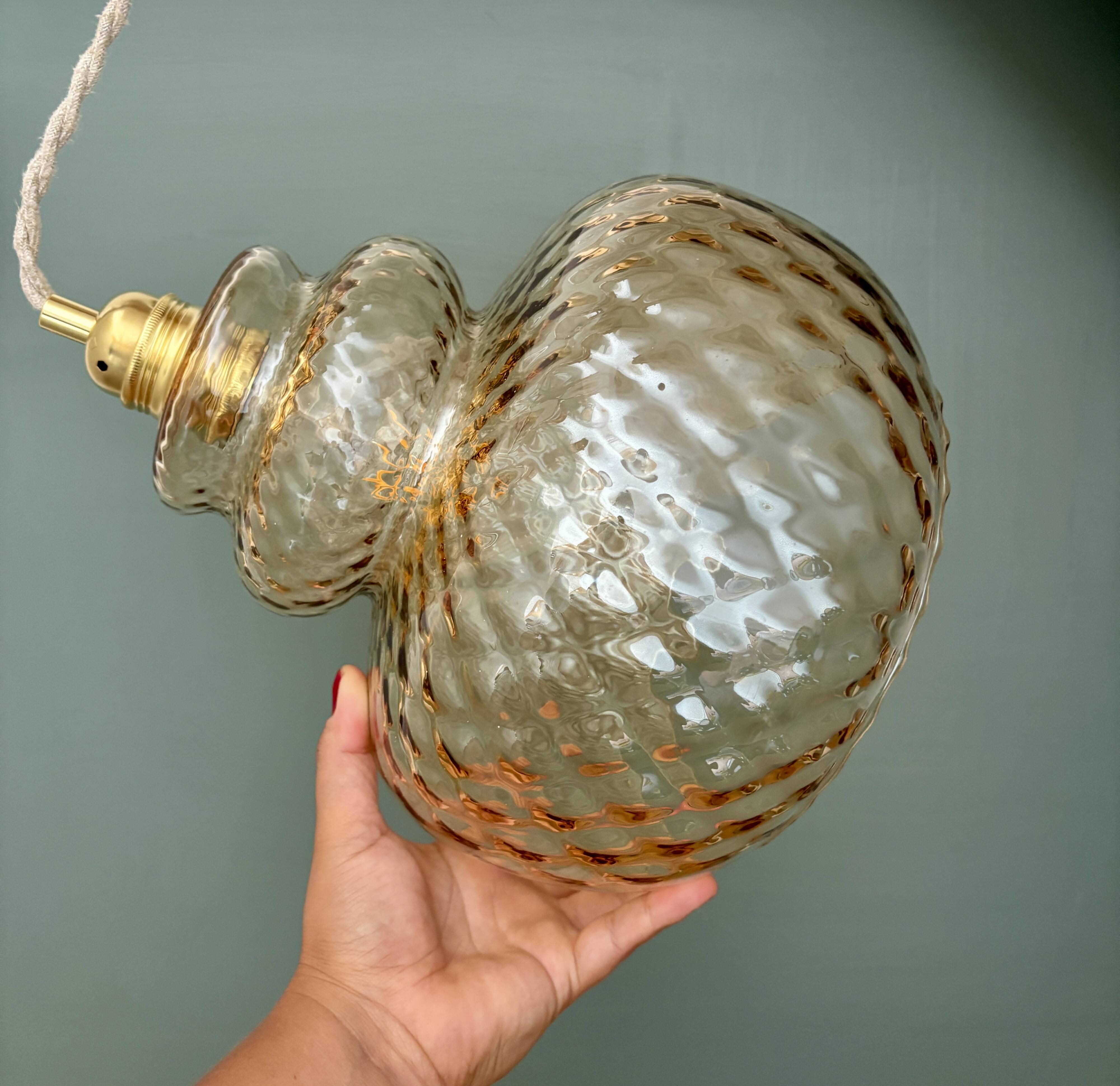 Suspension globe vintage en verre ambré