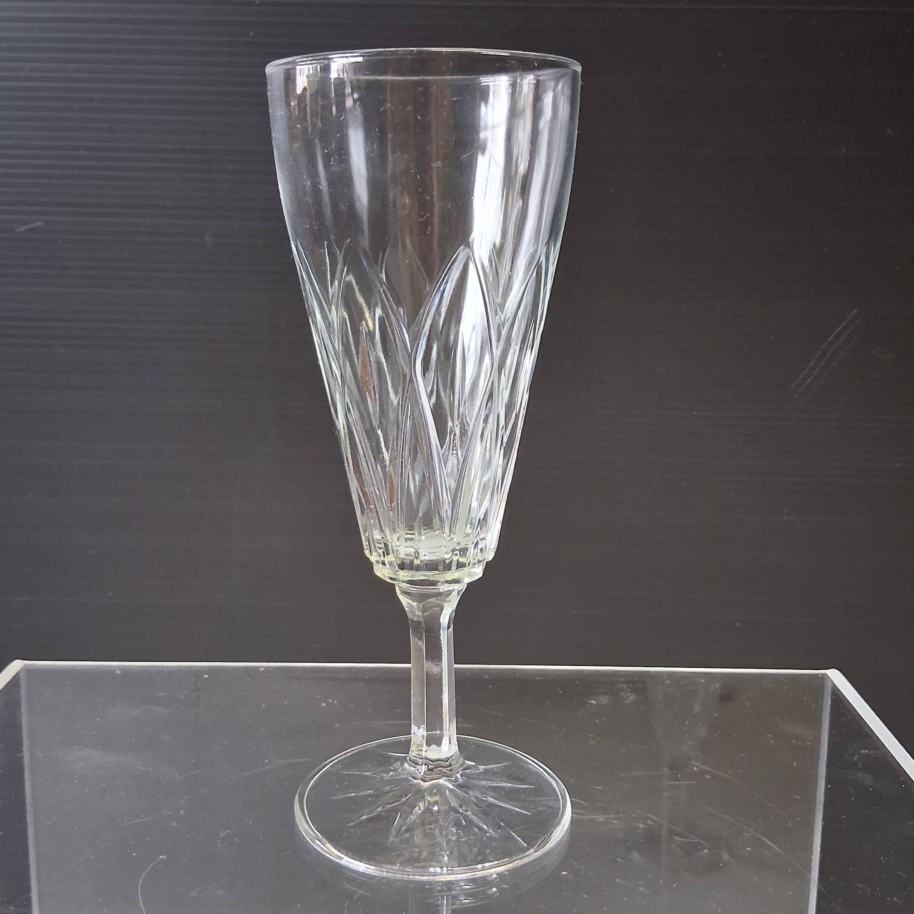 6 champagne flutes from VMC Reims in very good condition.