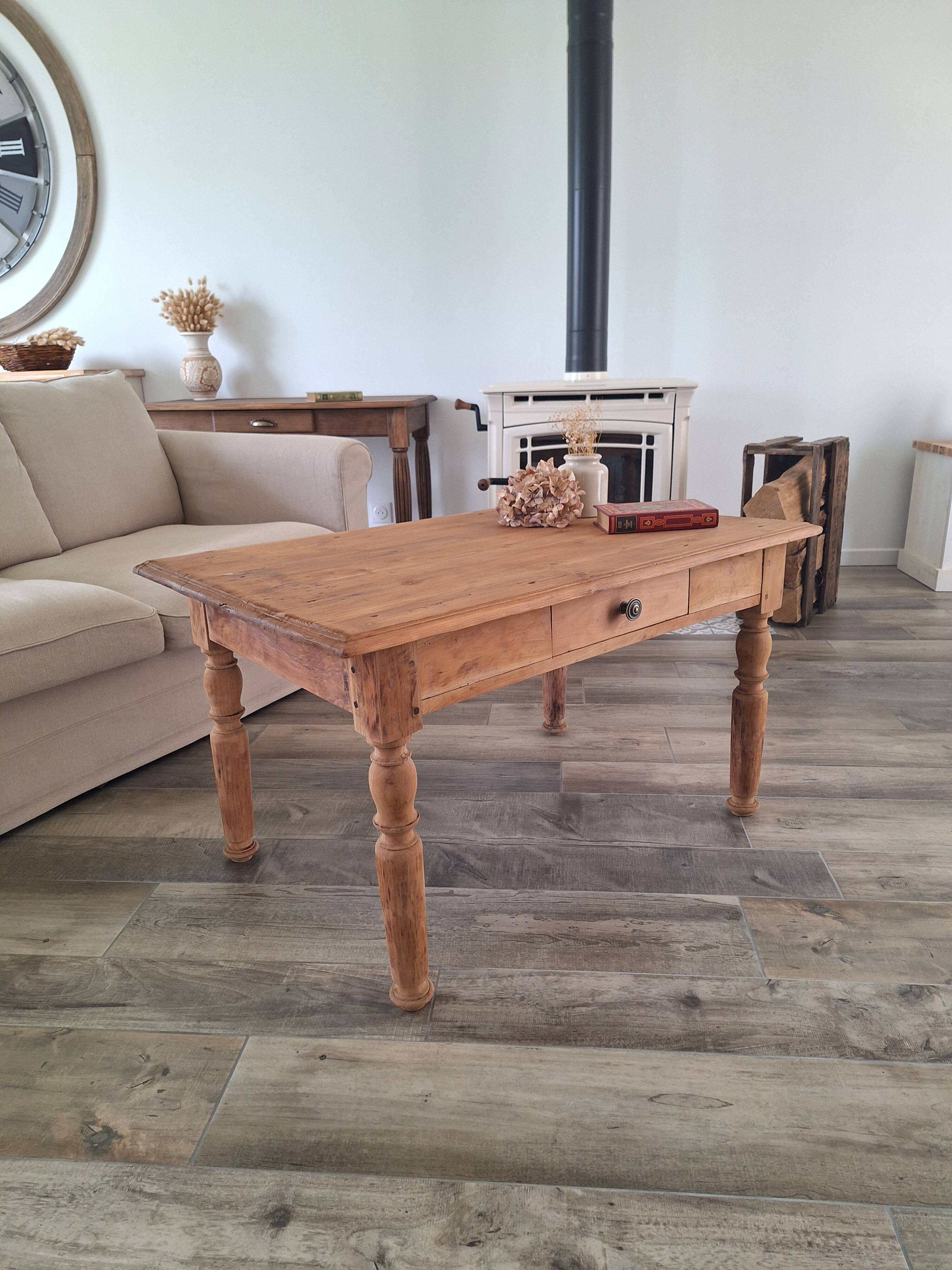 Farmhouse coffee table in solid wood, country style.