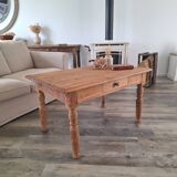 Farmhouse coffee table in solid wood, country style.