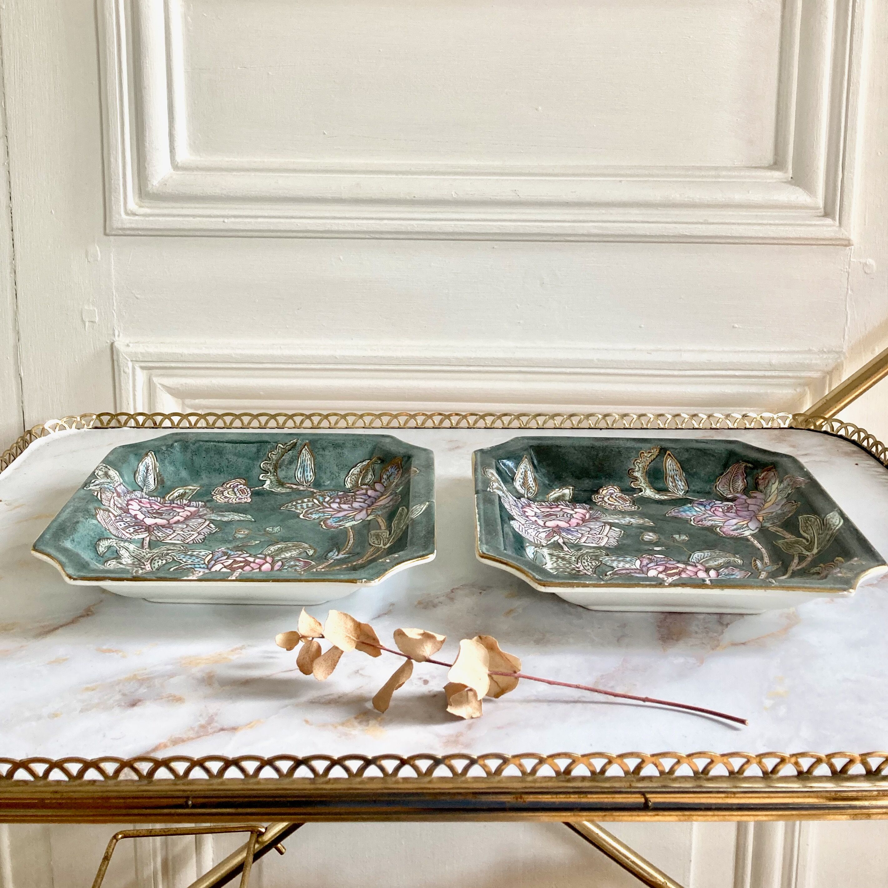 Pair of empty-poached decoration flowers