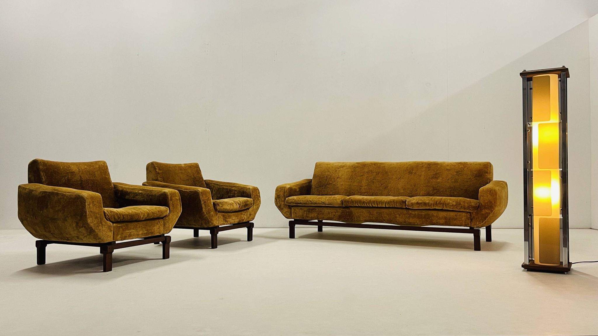 Living room set in amber velvet