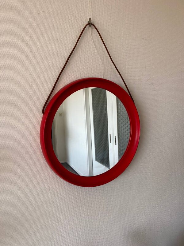 Miroir rond en bois rouge scandinave du milieu du siècle avec lanière en cuir, années 1950