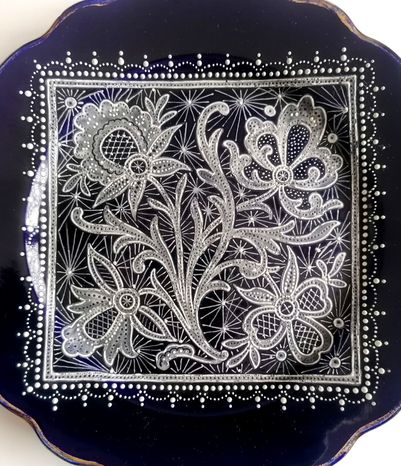 Assiette ancienne émaillée décor en dentelle