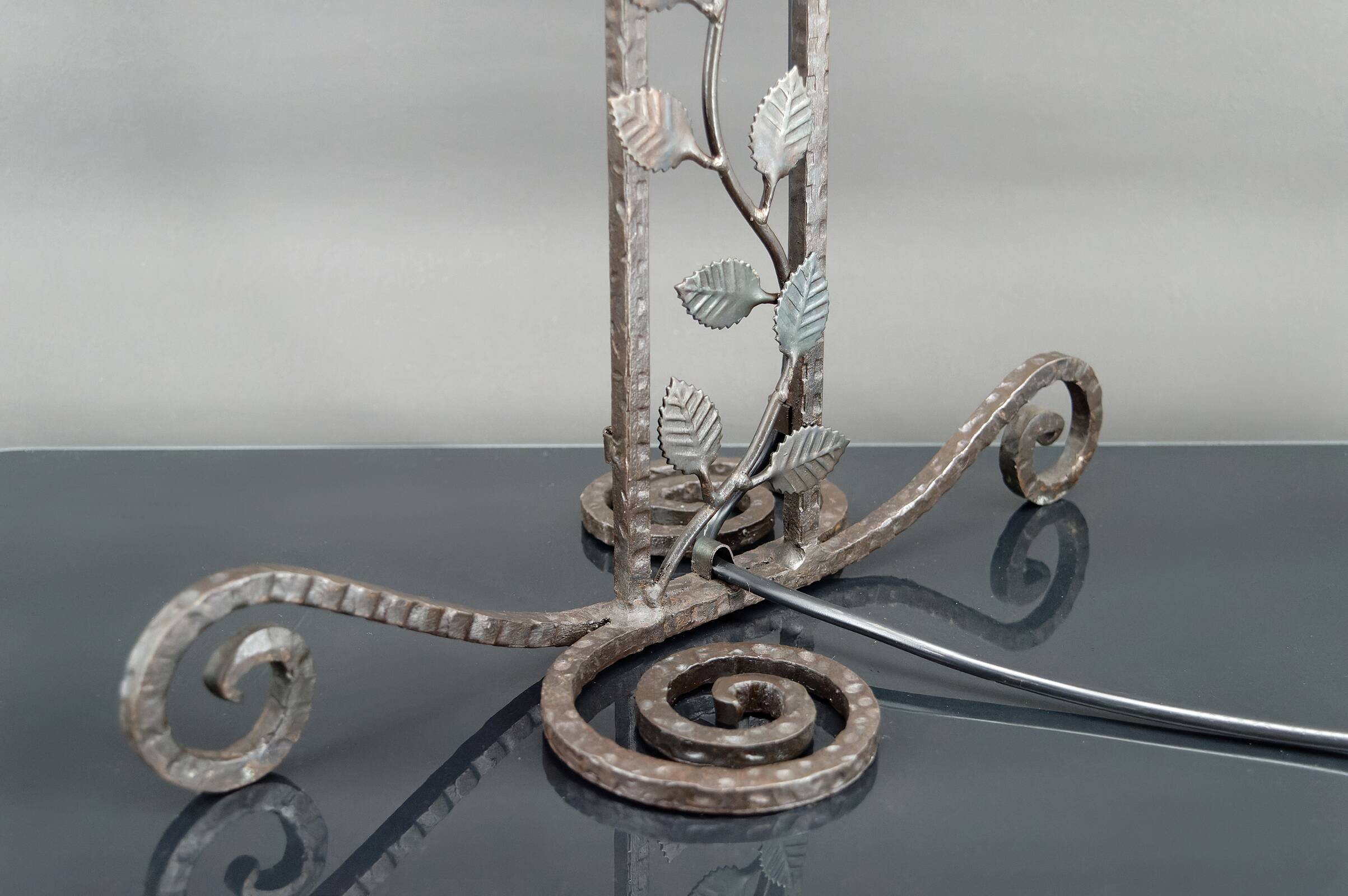 Two-headed wrought iron lamp by Muller, Art Deco, France, Circa 1920