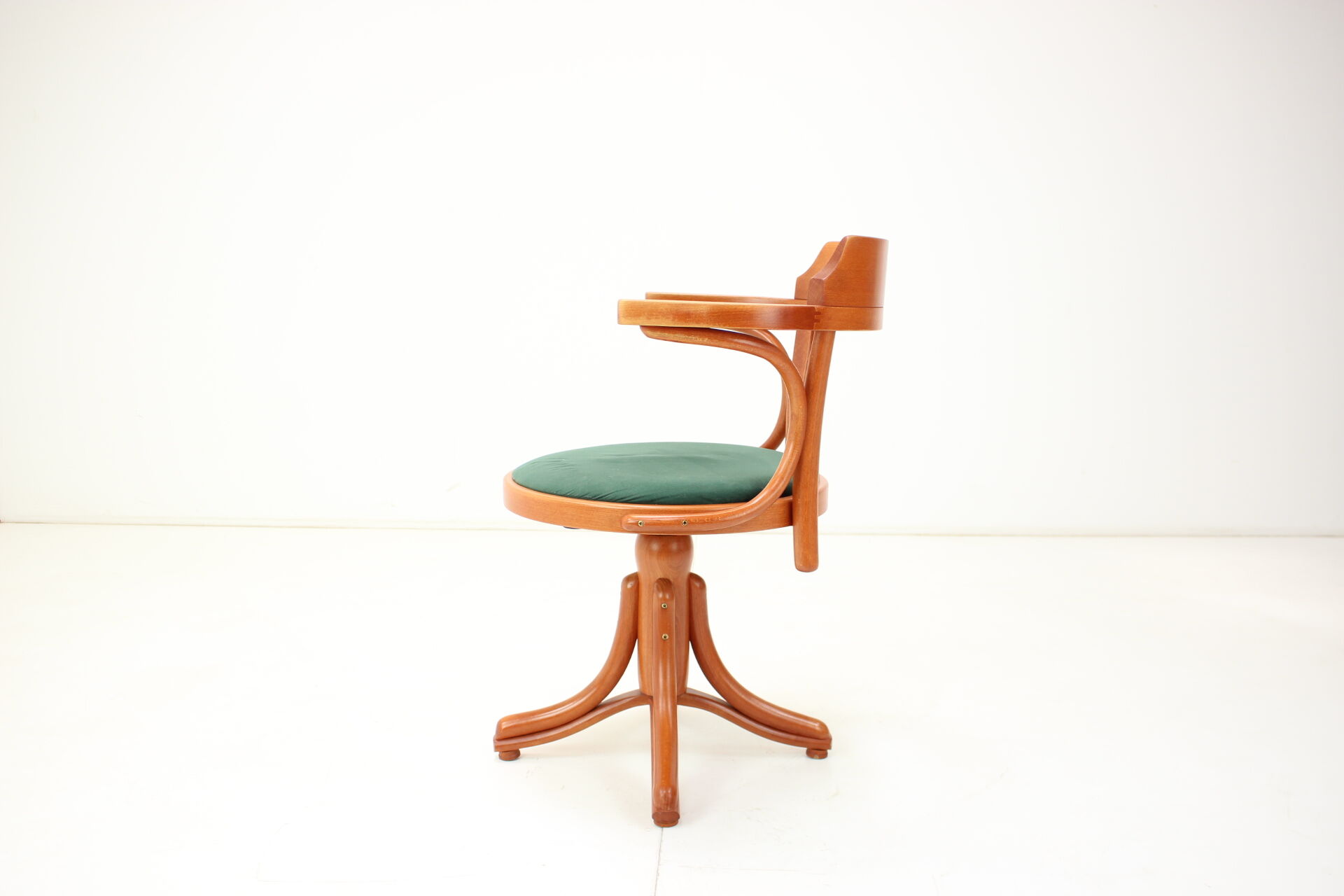 Chaise pivotante réglable en hauteur par Ton