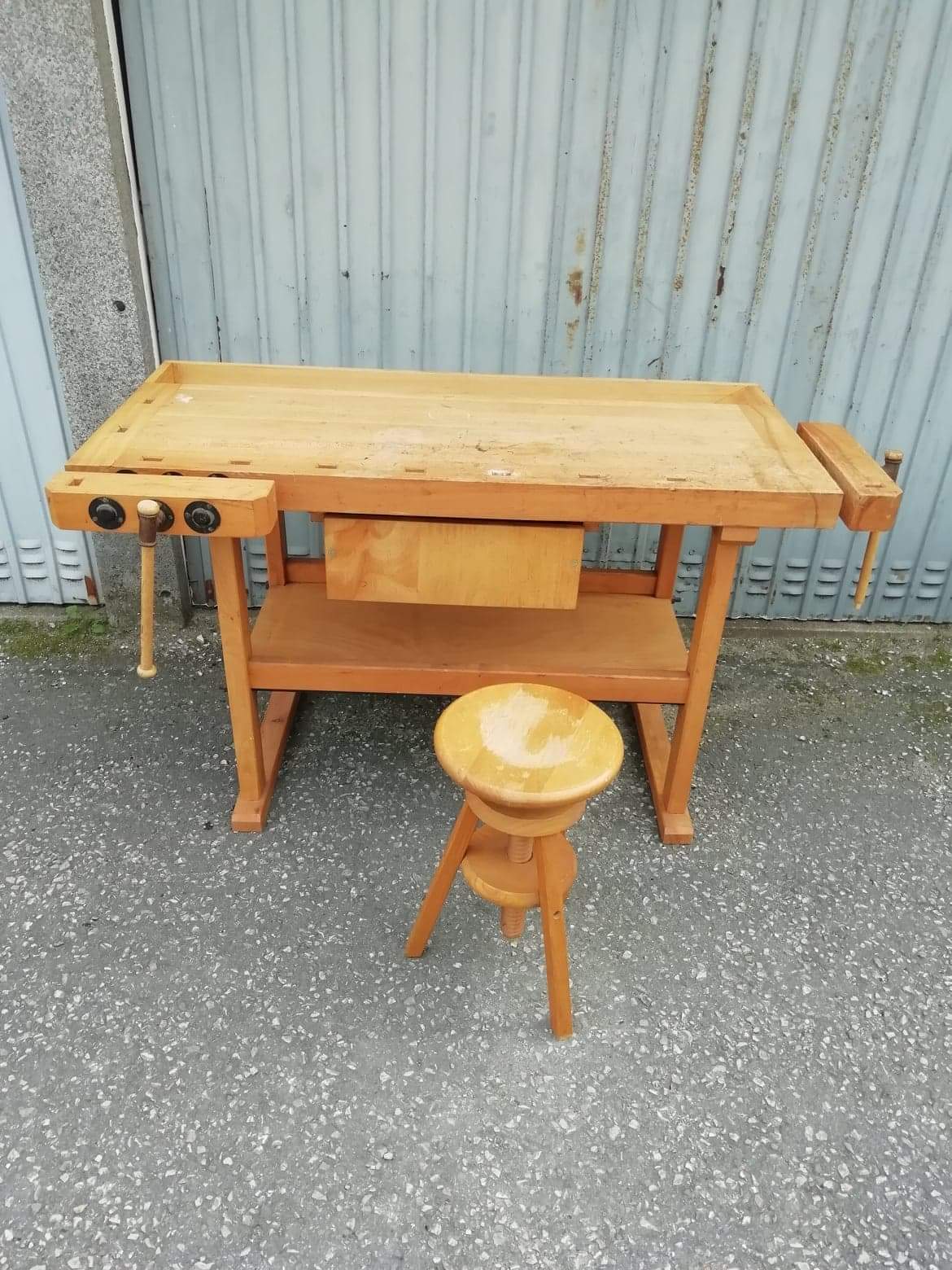 Etabli meuble industriel atelier de artiste Claude Lagouche  avec tabouret