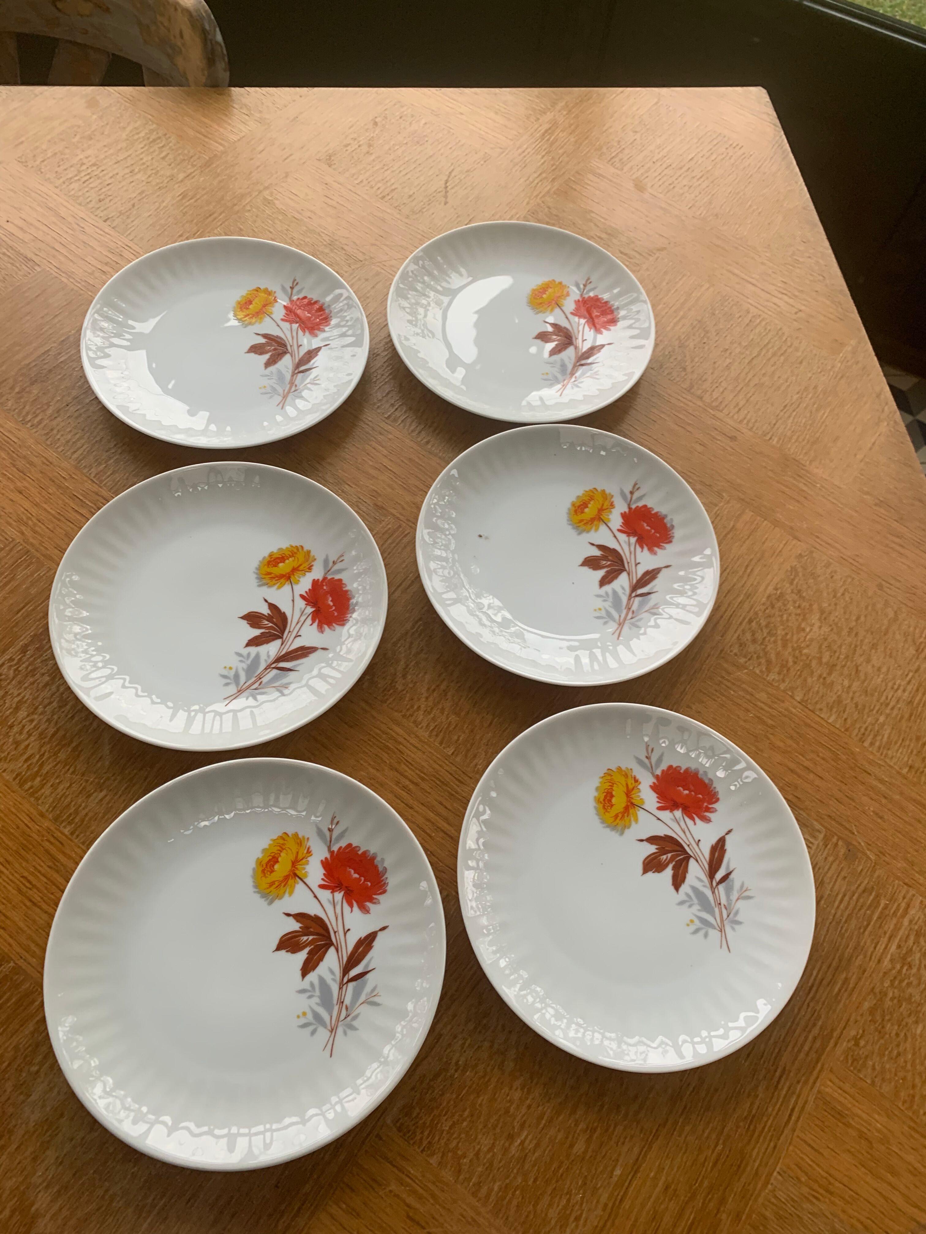 6 small porcelain plates and vintage orange and yellow flowers