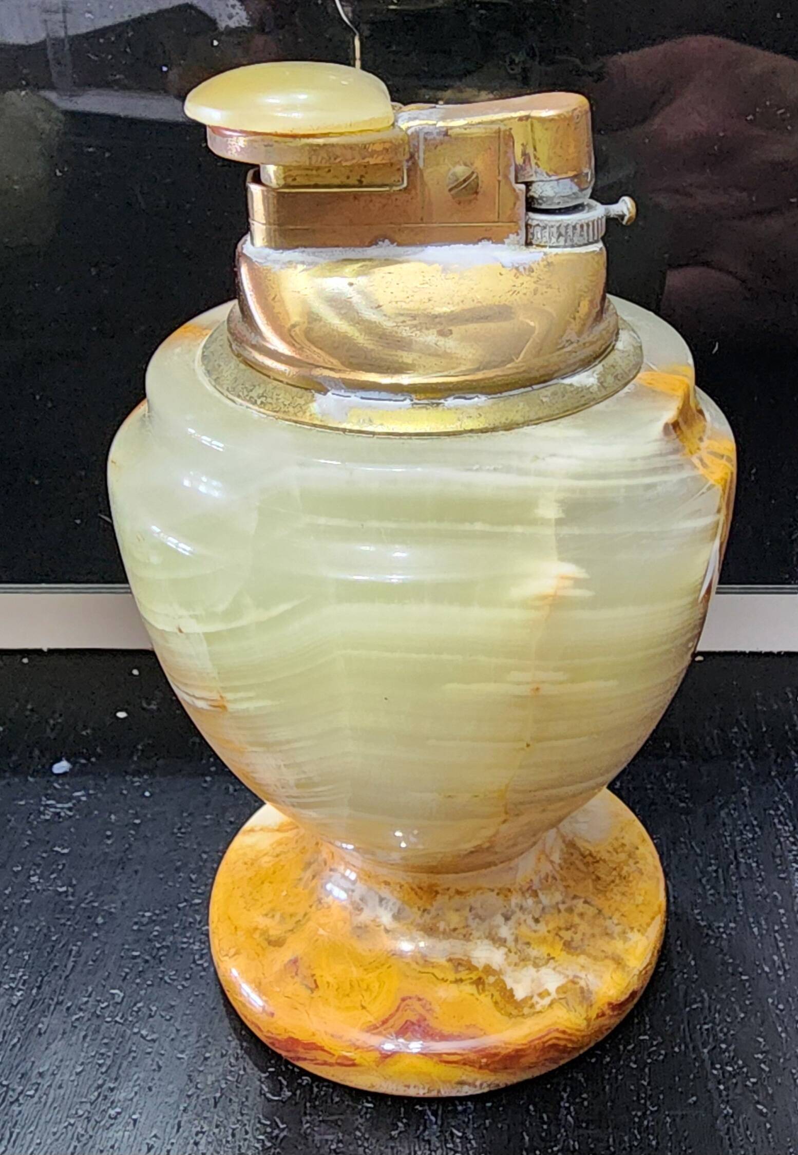 Vintage table lighters + 2 onyx ashtrays – decorative set