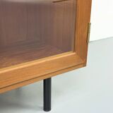 Armoire danoise en teck avec portes vitrées attribuée à Kai Winding, années 1960