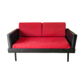 Canapé day-bed en skaï, tissu rouge chiné et métal noir, 1950