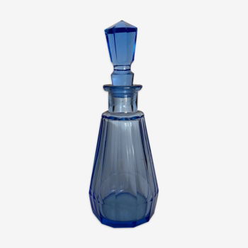 Flacon bleu en verre ciselé