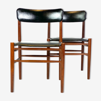 Deux chaises de salle à manger en teck et rembourrées de cuir noir de design danois, années 1960