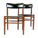 Deux chaises de salle à manger en teck et rembourrées de cuir noir de design danois, années 1960