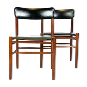 Deux chaises de salle à manger en teck et rembourrées de cuir noir de design danois, années 1960