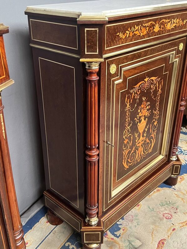 Commode élégante de style Napoléon III. Marqueterie en bois précieux. Bronze doré, dessus en marbre.