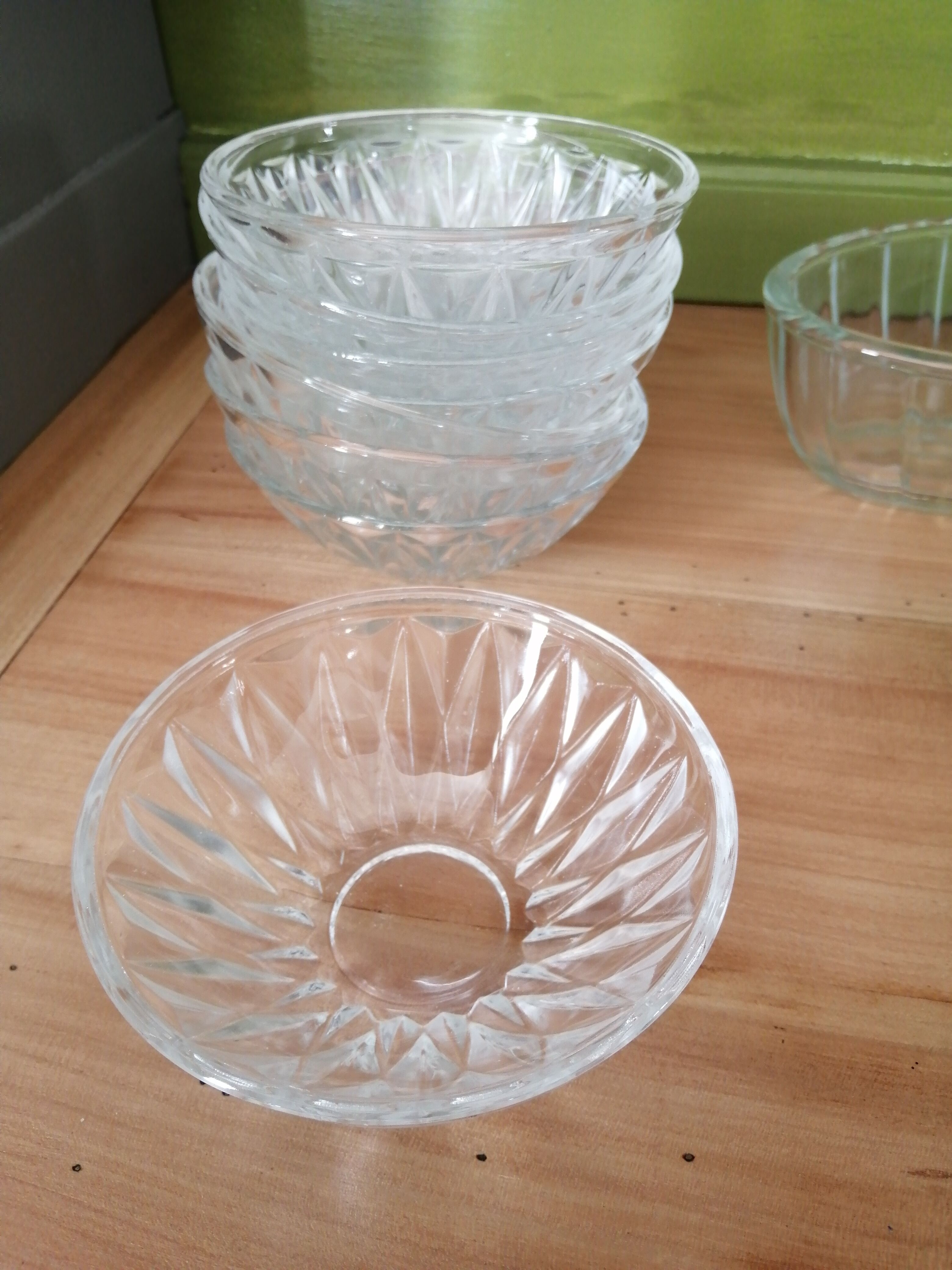 Chiseled glass ramekin set
