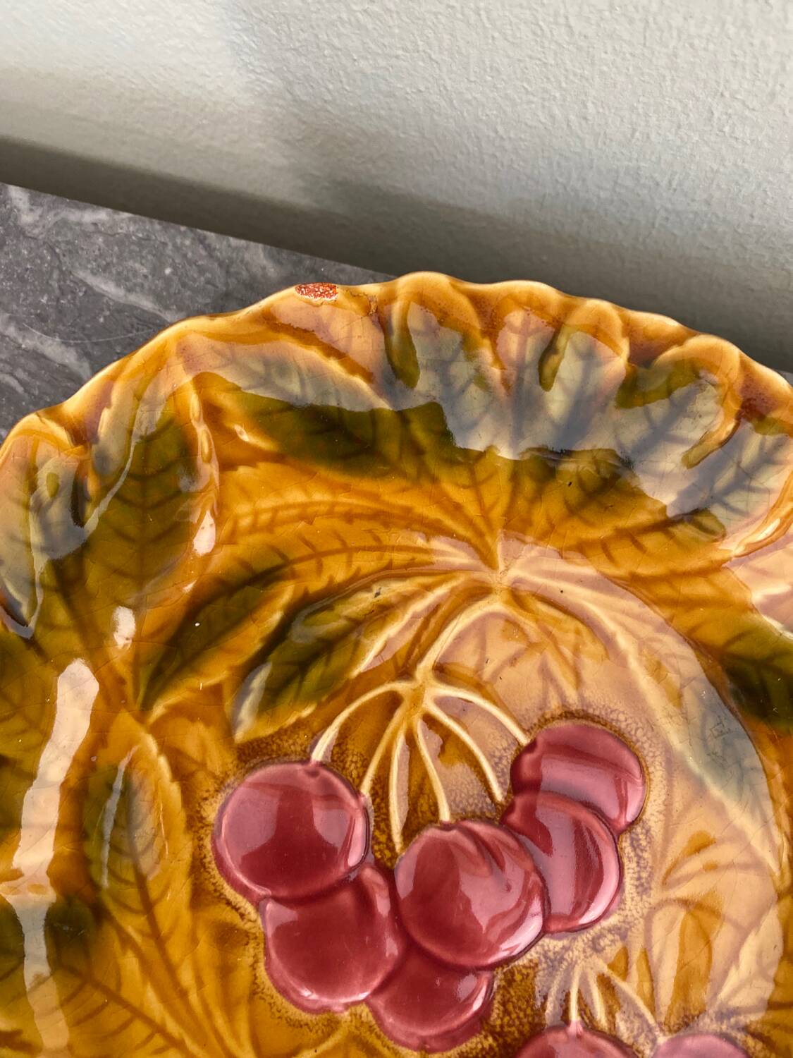 Assiette barbotine fruits