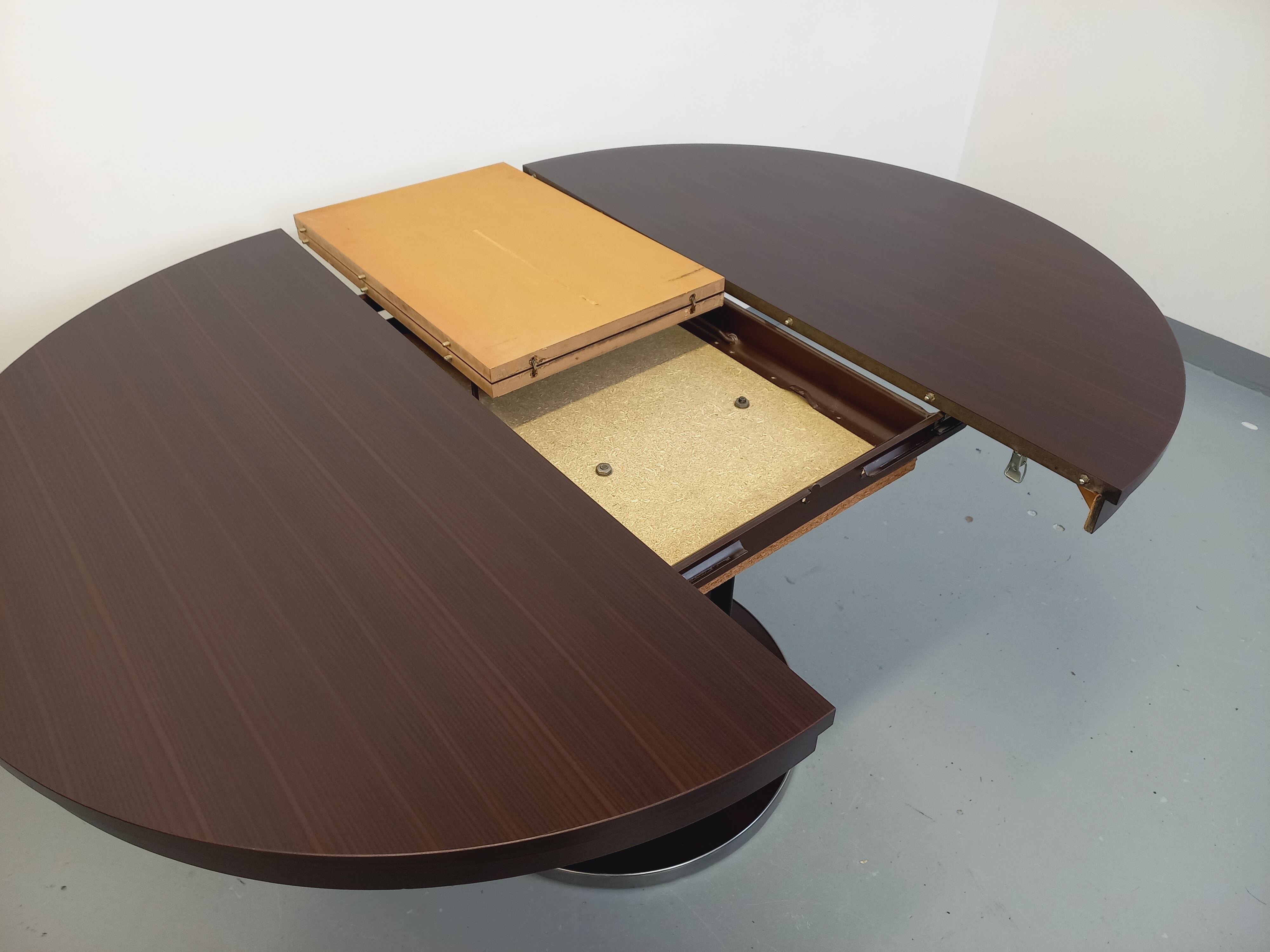 Table ronde de repas vintage en bois d’ébène et métal chromé Space Age
