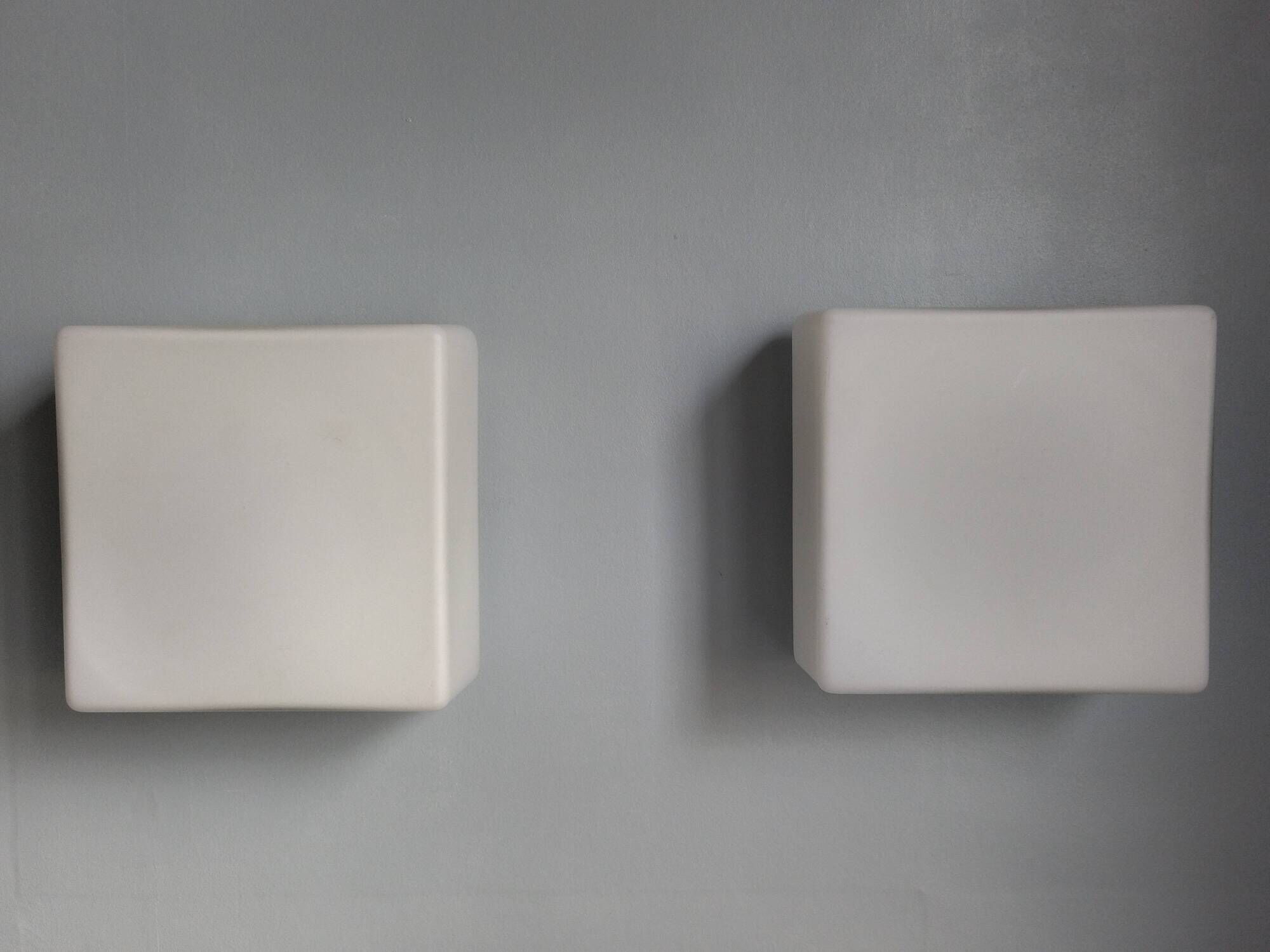 Paire d'appliques/plafonniers carrés  en opaline mate vintage