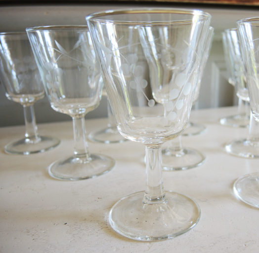 Service of 33 glasses on foot and carafe