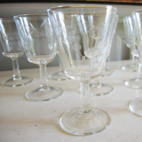Service de 33 verres à pied et carafe
