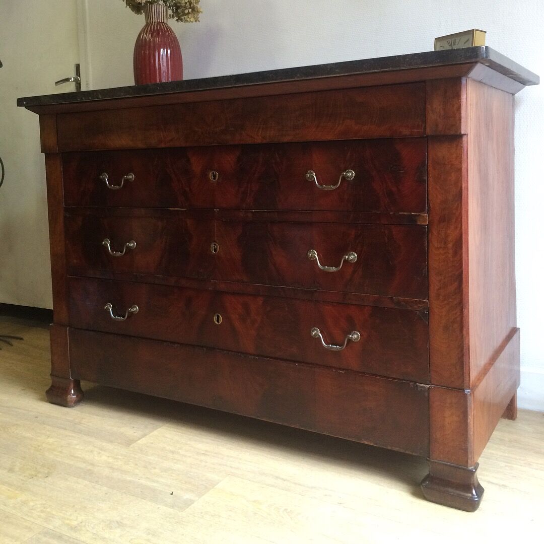 Commode Louis Philippe bois et marbre noir, 4 tiroirs