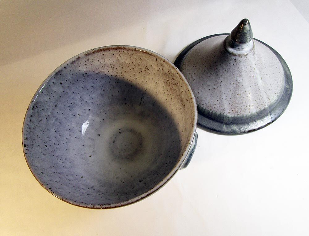 Two-tone sandstone soup bowl