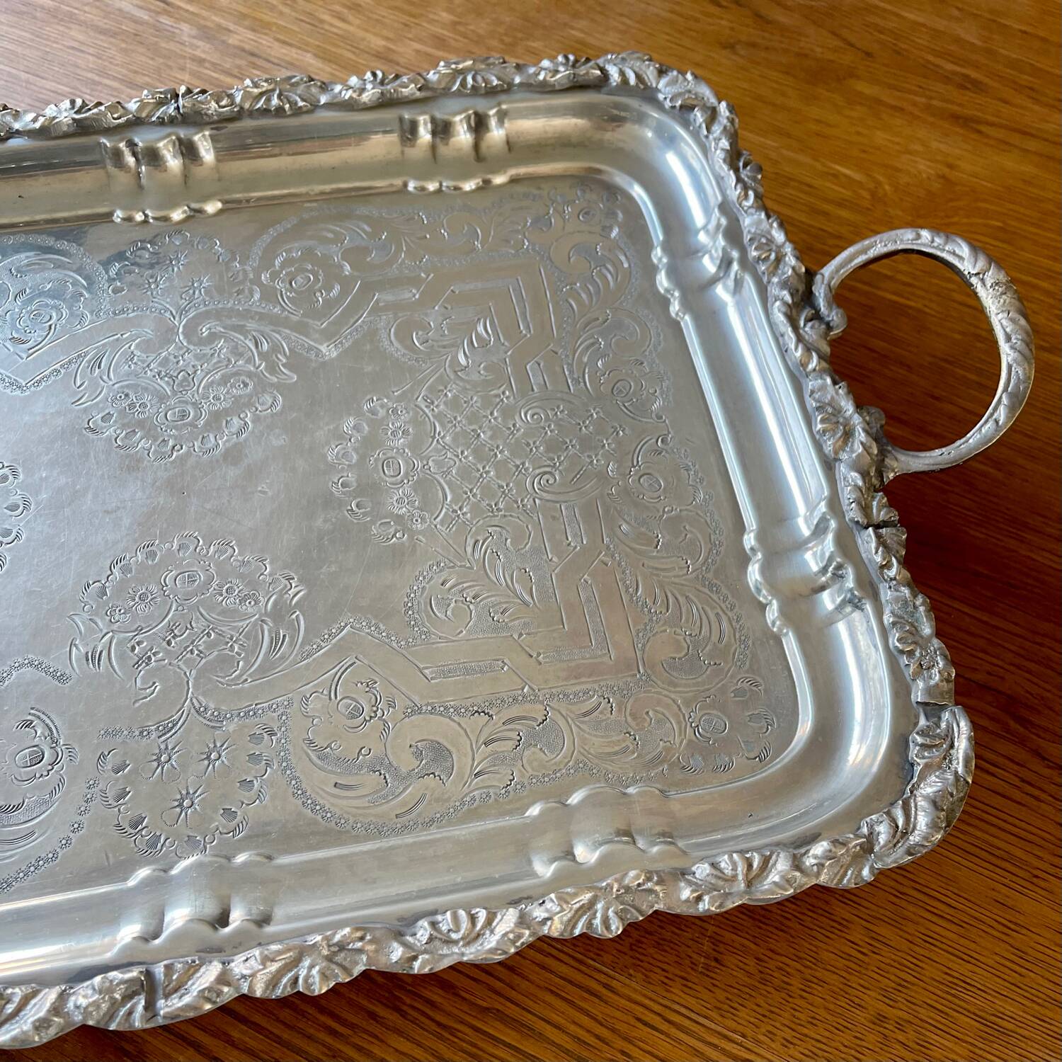 Tray on feet with handles