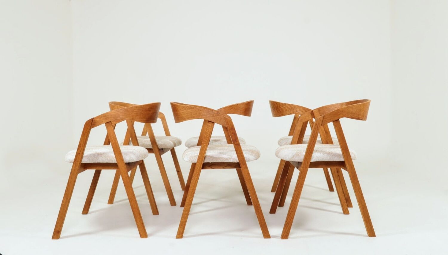 Set of 6 rustic oak wood dining chairs in safari beige.