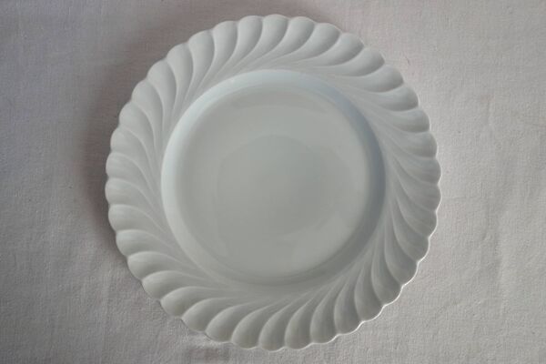 8 assiettes plates en porcelaine blanche torsadée Limoges Haviland
