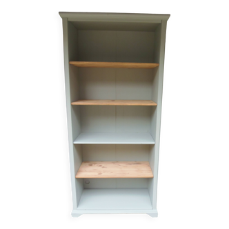 Bibliothèque de faible profondeur réenchantée en vert de gris.