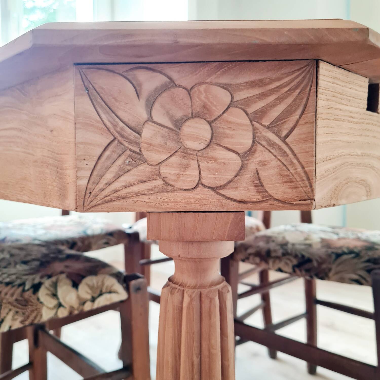 Art deco table - sanded raw wood - flower patterns