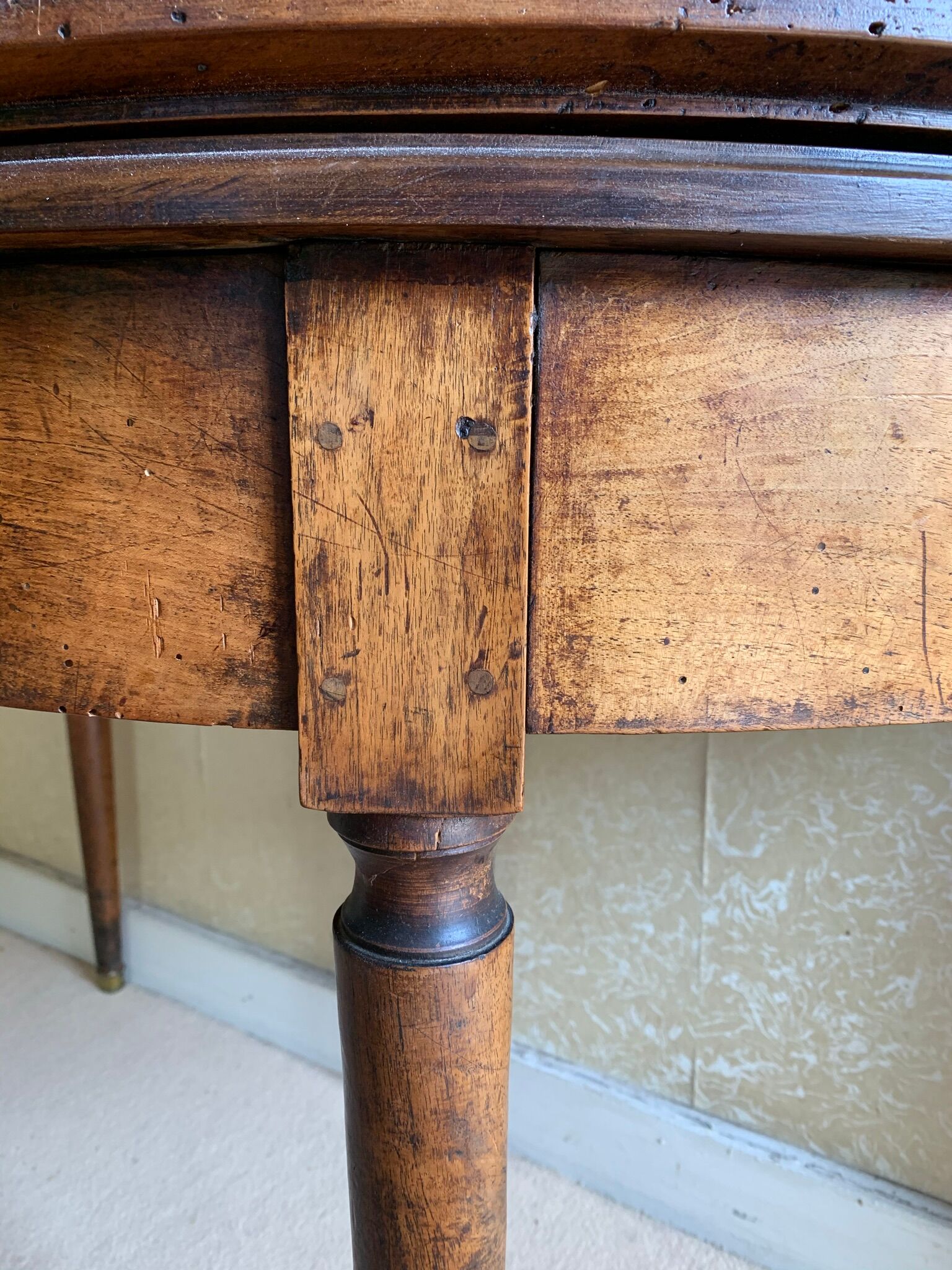 Table demi-lune en noyer