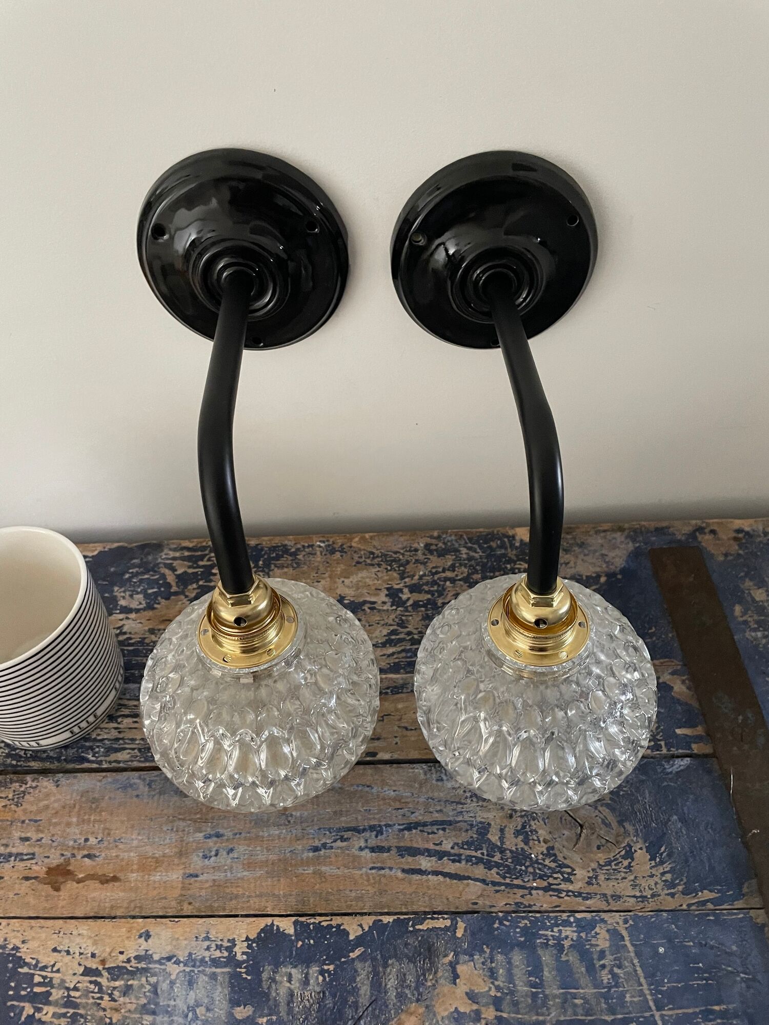 Paire d’appliques vintage en verre ciselé électrifiées à neuf