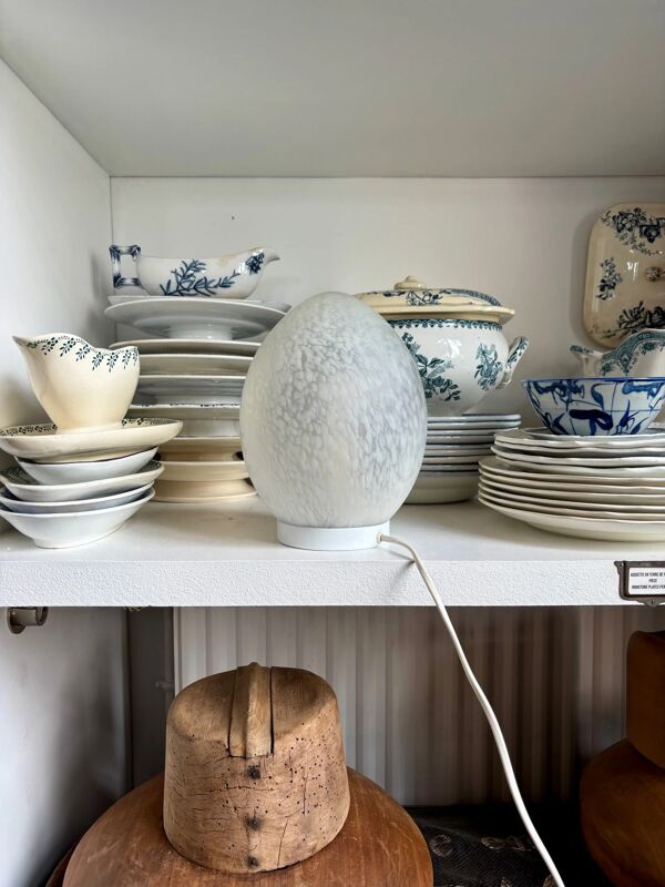 Lampe de table ''œuf'' en verre de Clichy et métal blanc