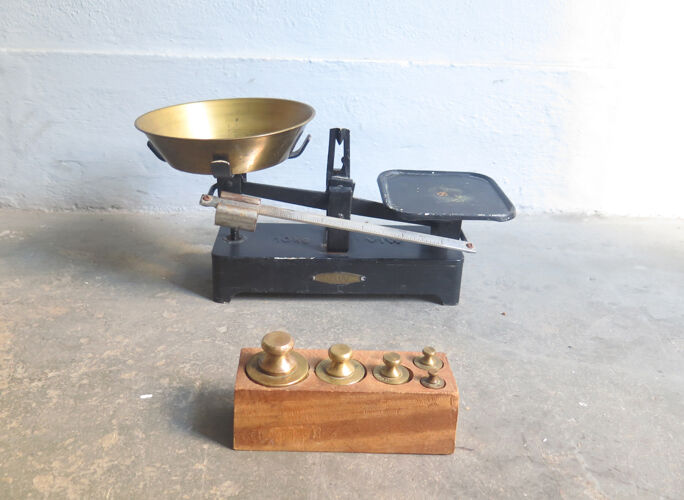 Vintage grocery scale, brass plate