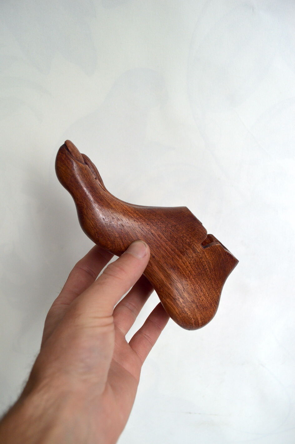 Cendrier pied en bois sculpté
