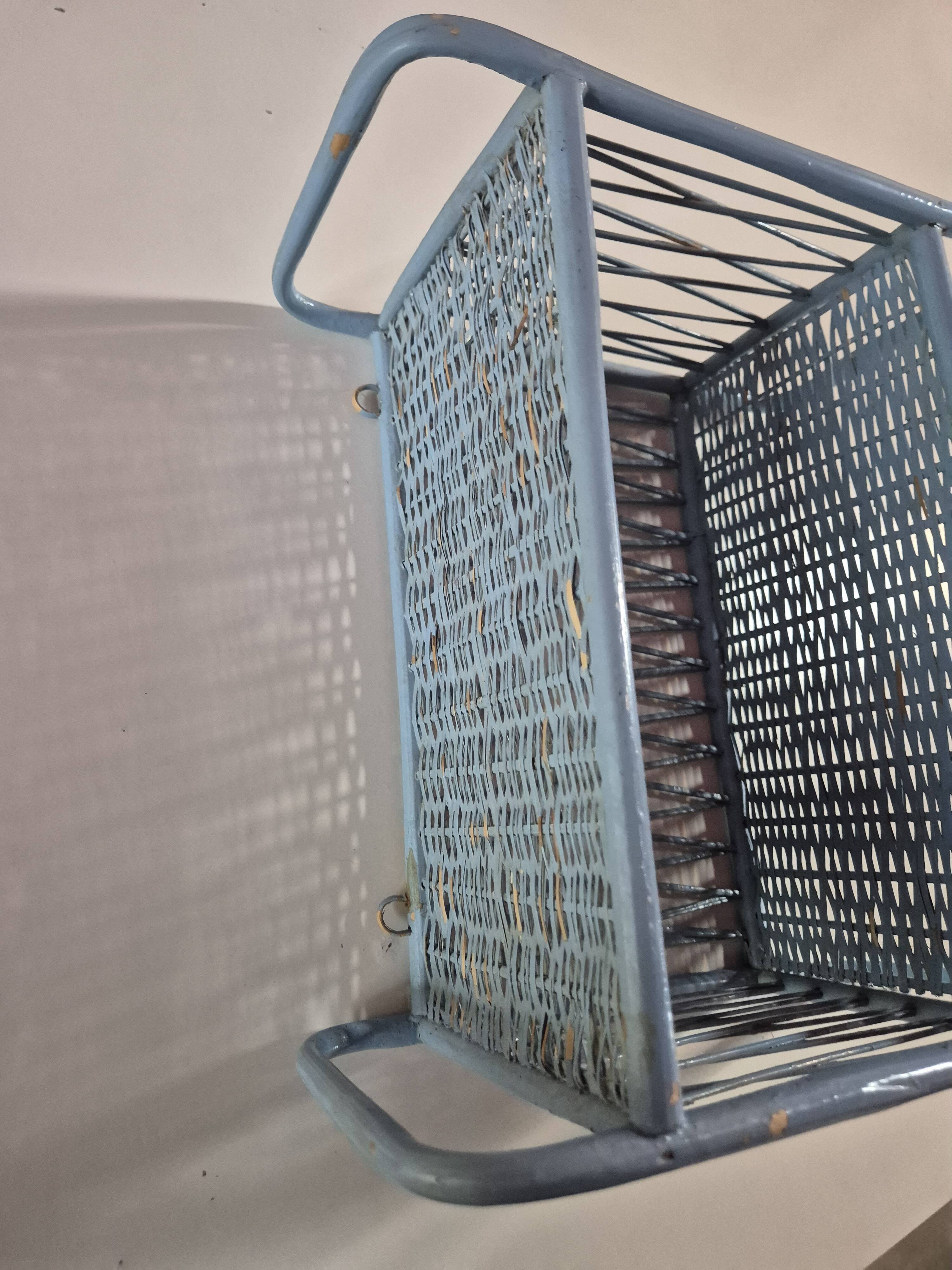 etagere en rotin vintage bleue  largeur 35cm hauteur 34cm profondeur18cm